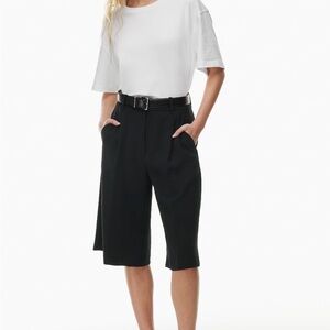 Aritzia Effortless Women's shorts (knee length)